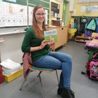 Elisabeth Gottschall liest aus ihrem Kinderbuch "Die Alpakas sind los!" in der Grundschule