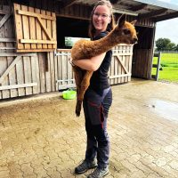 Elisabeth Gottschall mit Cria auf dem Arm