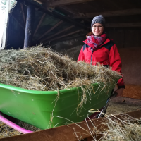 Elisabeth Gottschall mit Schubkarre