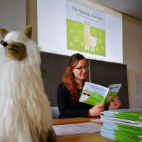 Elisabeth Gottschall liest aus ihrem Kinderbuch "Die Alpakas sind los!" in der Grundschule