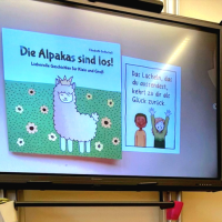 "Die Alpakas sind los!" an der Tafel in der Schule